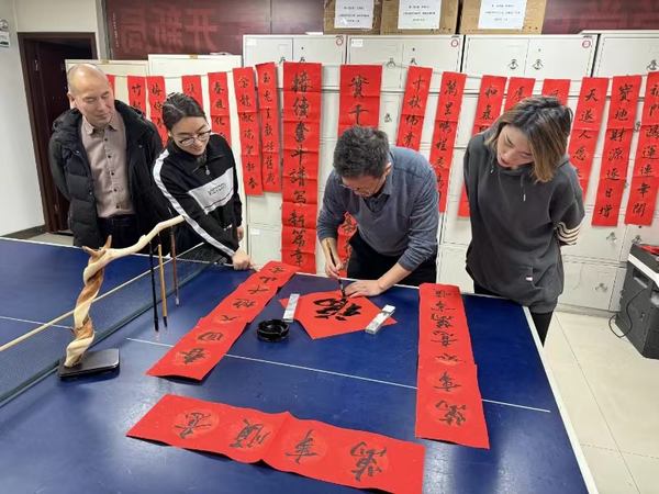 陜煤建設(shè)礦建二公司開展“翰墨飄香 迎新春 寫春聯(lián) 送祝?！被顒?dòng)