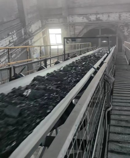 陜煤建設(shè)機(jī)電安裝公司涌鑫項(xiàng)目部：攻堅(jiān)克難換膠帶 齊心協(xié)力保安全?