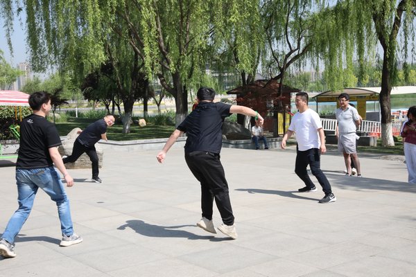 陜煤建設路橋分公司舉辦“迎五一、鼓干勁、促團結”懷舊嘉年華趣味活動