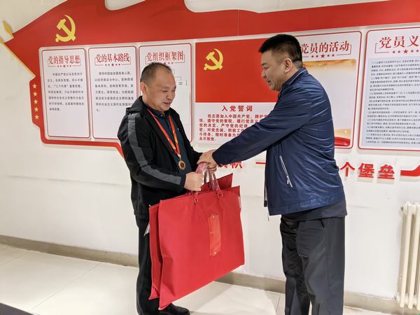 陜煤建設礦建二公司開展“走訪慰問勞模 弘揚榜樣力量”慰問勞?；顒?></div>
                                <div   id=