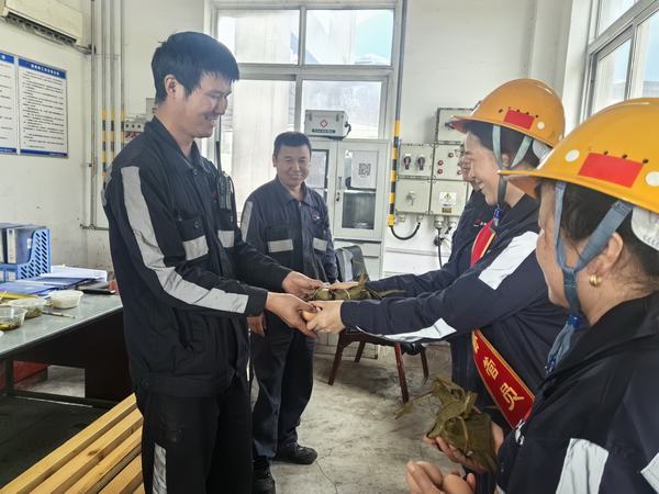 陜煤建設洗選煤運營公司神渭蒲城運營項目部：當端午節(jié)遇上安全月  職工“粽”享安全