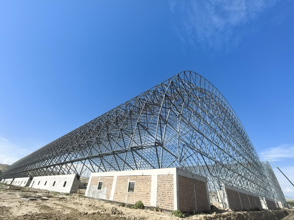 陜煤建設(shè)天工公司承建的伊寧市煤炭?jī)?chǔ)運(yùn)中心基地建設(shè)項(xiàng)目1#、2#儲(chǔ)煤棚順利合攏