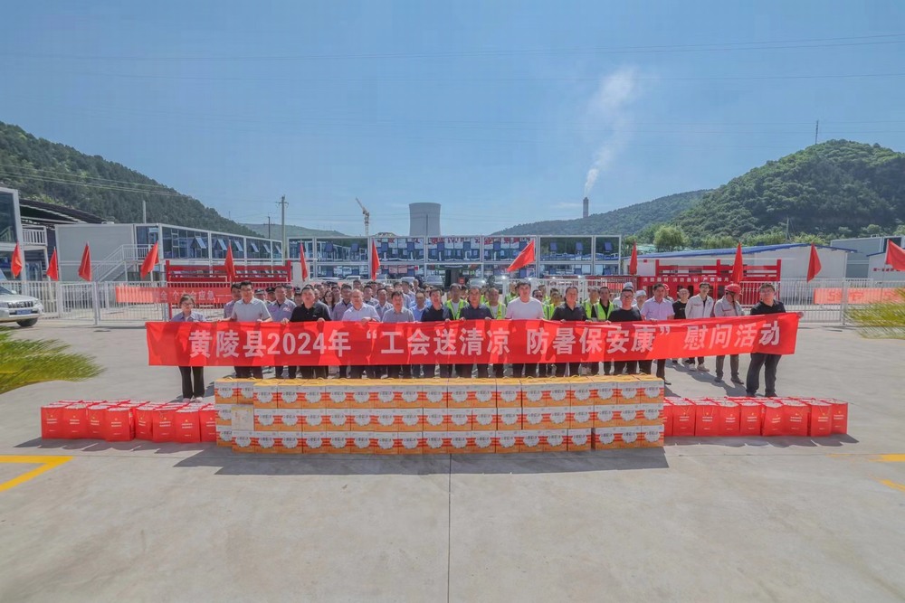 黃陵縣總工會(huì)郭軍一行深入陜煤建設(shè)天工公司基層項(xiàng)目部“送清涼”慰問