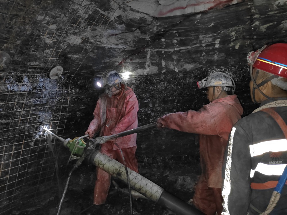 陜煤建設(shè)礦建三公司承建的貫屯煤礦西翼進(jìn)、回風(fēng)立井圓滿完成揭煤工作