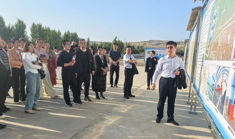 伊寧市財(cái)政局局長劉慧杰深入陜煤建設(shè)天工公司新疆第一項(xiàng)目部調(diào)研