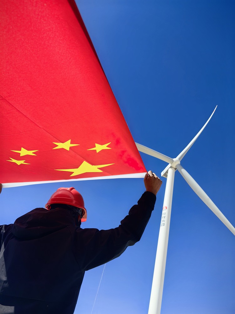 陜煤建設(shè)者與國旗合影，共筑強(qiáng)國夢