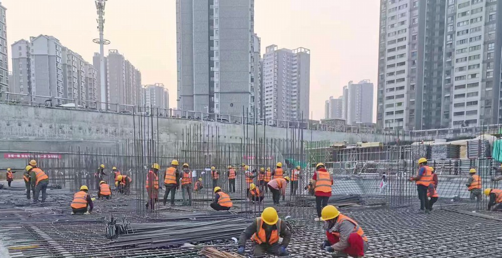 陜煤建設(shè)新龍城直屬項(xiàng)目部：國慶假日不打烊，熱火朝天忙生產(chǎn)