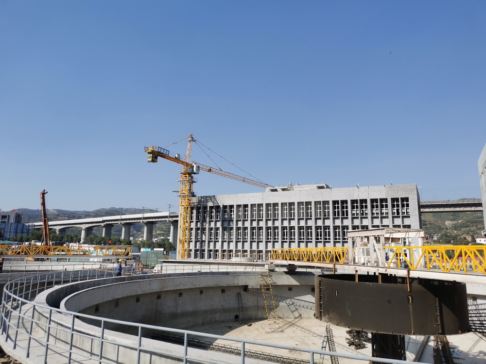 十月的磚瓦，建設(shè)的詩行