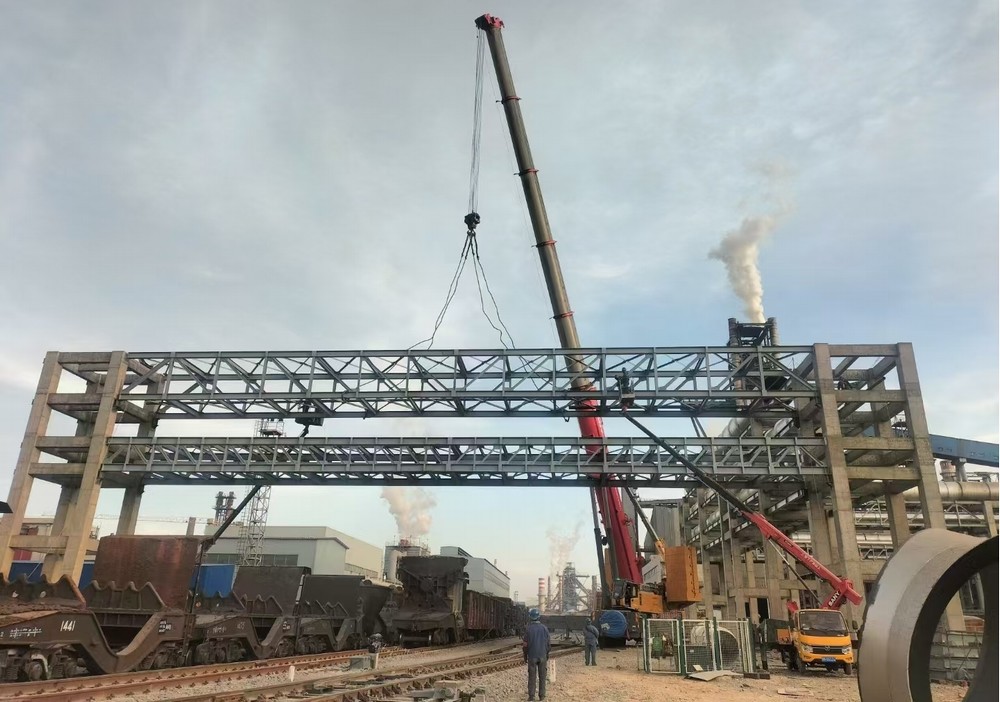 陜煤建設西北分公司土建第二項目部：酒鋼三標第一跨”鋼結(jié)構(gòu)跨鐵路桁架順利吊裝完成