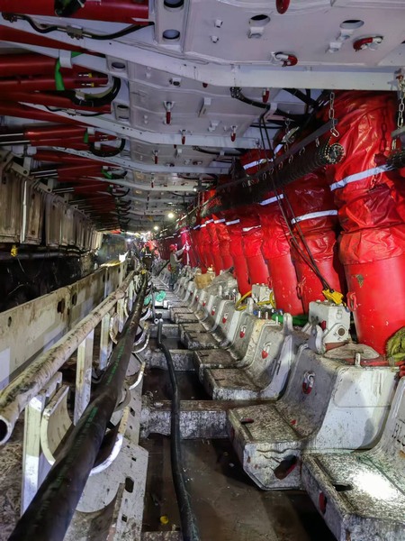 陜煤建設煤礦運營服務分公司：巴拉素煤礦22盤區(qū)2201綜采工作面機電設備安裝工程單機通電試運轉(zhuǎn)圓滿成功