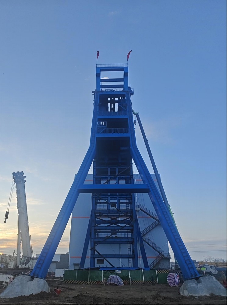 陜煤建設(shè)機電安裝公司胡家河煤礦二號風(fēng)井及附屬工程二號進(jìn)風(fēng)立井井架工程順利完工