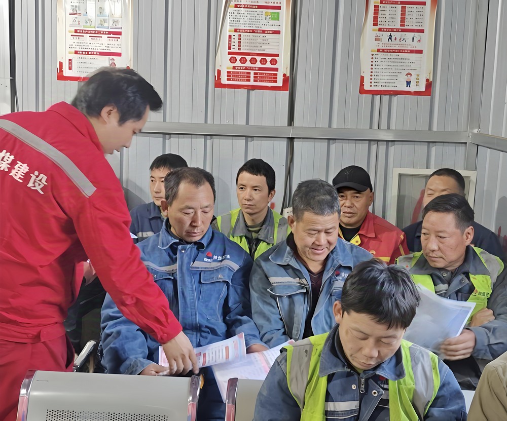 陜煤建設(shè)礦建二公司安裝項(xiàng)目部：百日活動(dòng)添新彩，消防宣傳駐防線