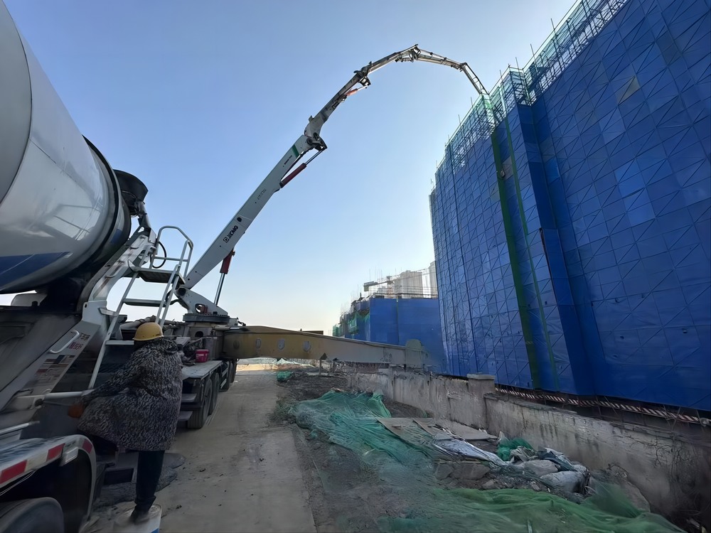 陜煤建設(shè)天工公司承建的大秦·山水逸境項(xiàng)目1#、2#樓工程主體結(jié)構(gòu)順利封頂