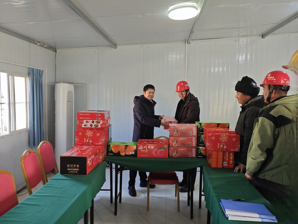 陜西彬長文家坡礦業(yè)有限公司副總經(jīng)理、總工程師王飛深入天工公司基層項目部慰問