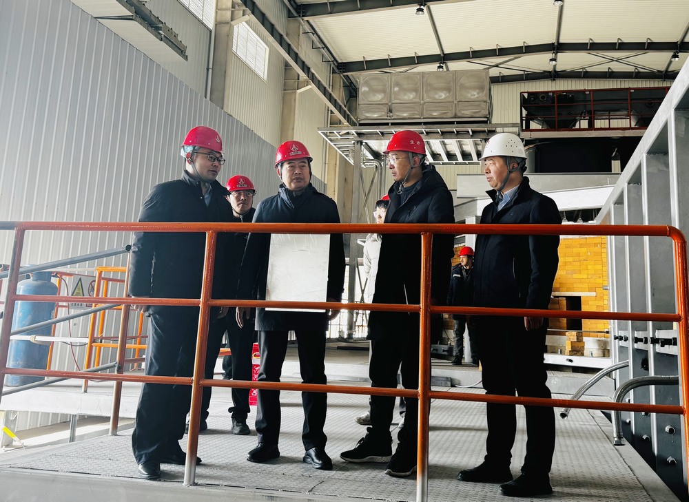 陜西建材科技集團黨委書記、董事長、總經(jīng)理周紅深入天工公司基層項目部進行慰問