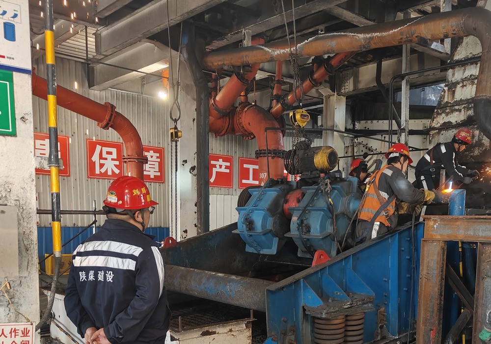 陜煤建設(shè)洗選煤運(yùn)營(yíng)公司第二項(xiàng)目部：新年破曉，檸條塔煤礦主洗車間預(yù)濕篩與矸石脫介篩 “迭代升級(jí)” 之戰(zhàn)打響