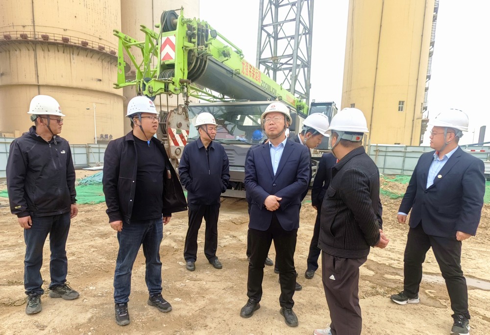 陜西陜煤榆北煤業(yè)有限公司黨委委員、副總經(jīng)理黃永安一行深入天工公司基層項(xiàng)目檢查指導(dǎo)