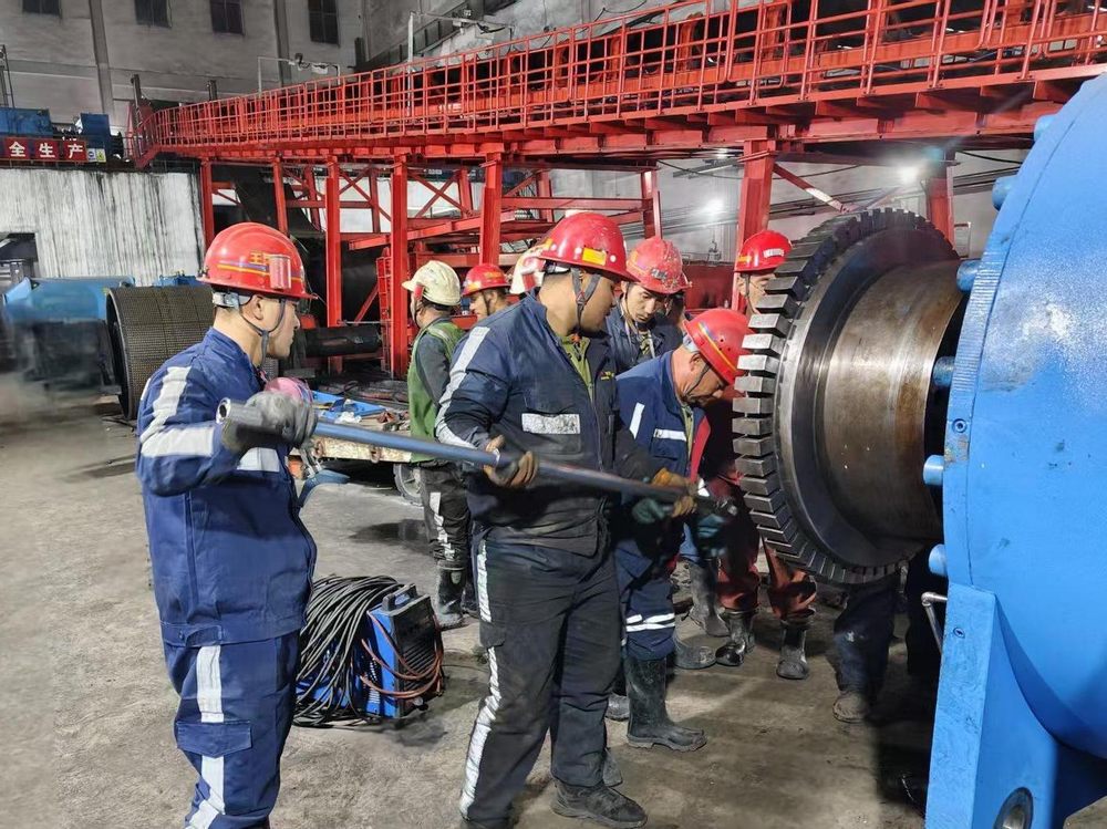 陜煤建設(shè)機(jī)電安裝公司提前8小時(shí)完成可可蓋礦井主斜井卸載滾筒更換工程