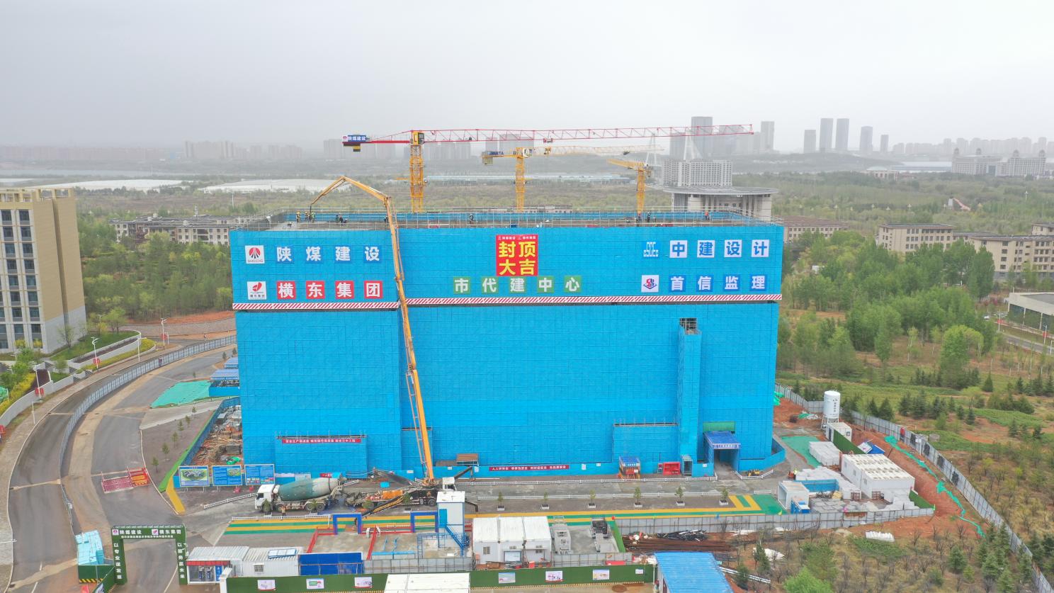 陜煤建設(shè)內(nèi)蒙古分公司：鄂爾多斯應(yīng)用技術(shù)學(xué)院實(shí)驗(yàn)樓主體結(jié)構(gòu)封頂，項(xiàng)目建設(shè)進(jìn)入新階段