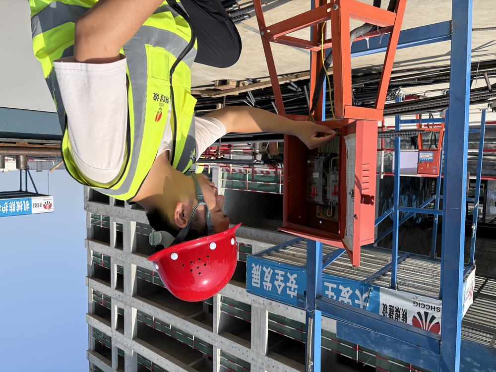 陜煤建設(shè)天工公司的 520 硬核告白：安全帽作玫瑰，卷尺圖紙寫情詩