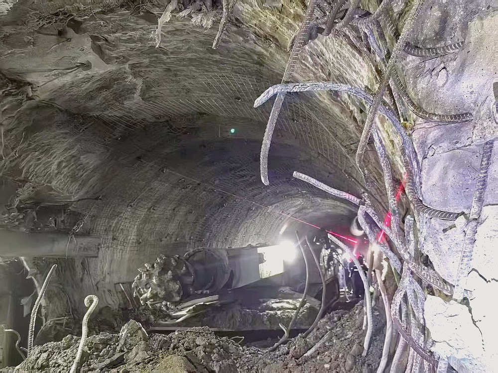 104米掘進(jìn)攻堅(jiān)！袁大灘煤礦2煤東翼帶式輸送機(jī)機(jī)頭硐室順利貫通