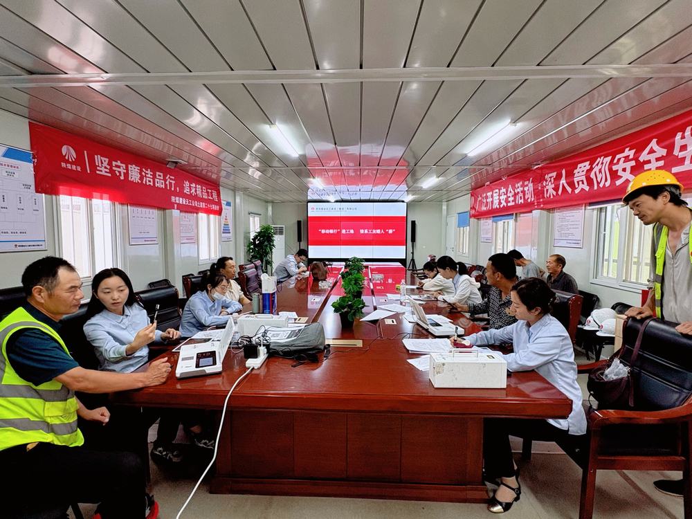 陜煤建設天工公司土建第二十七項目部聯合浦發(fā)銀行開展農民工工資卡專項辦理活動