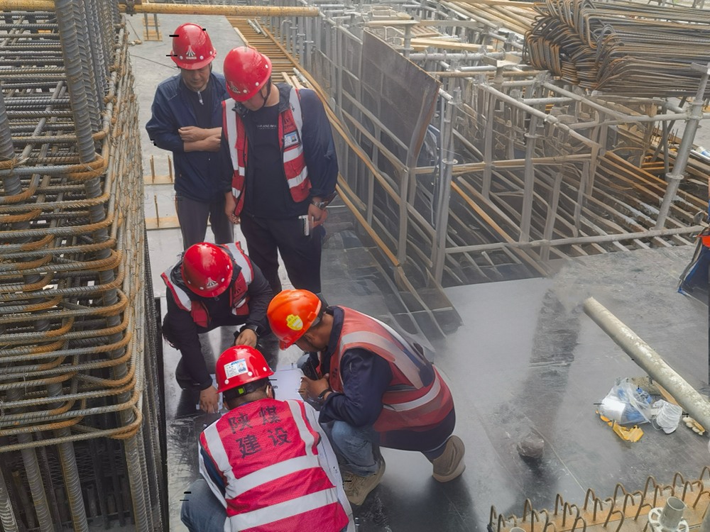 陜煤建設(shè)與浙江二建跨項(xiàng)目聯(lián)動(dòng) ，聚焦汽機(jī)預(yù)埋螺栓施工技術(shù)攻堅(jiān)