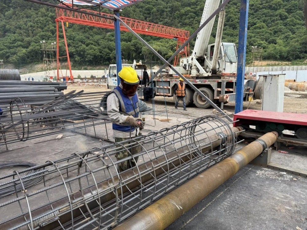 陜煤建設銅煤公司：黃陵店頭電廠二期建設者迎“烤”驗，千根樁基提前拔地而起