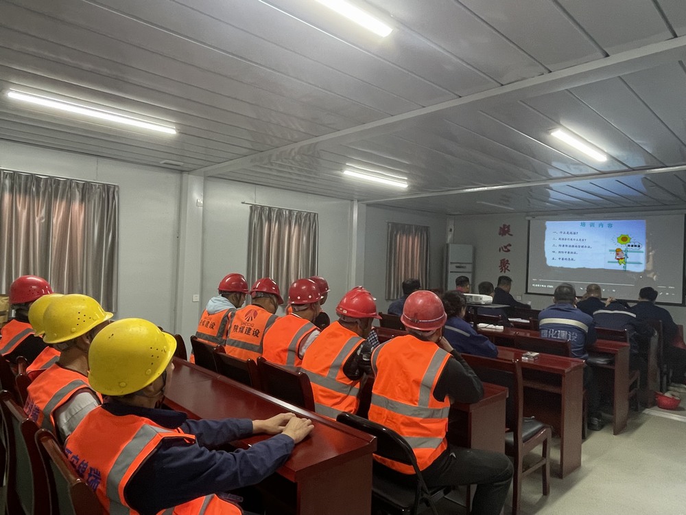 陜煤建設(shè)韓城分公司土建六項目部：高溫“烤”驗下，工會“涼”策護平安