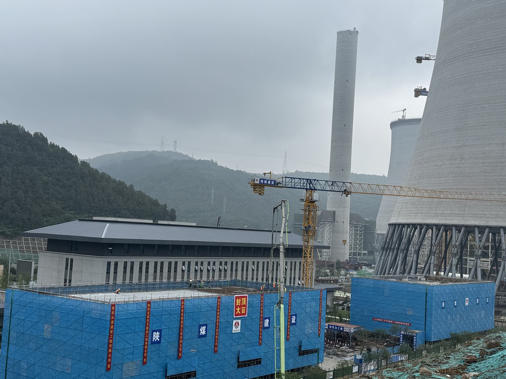 黃陵店頭電廠二期2X1000MW機組擴建項目材料庫與檢修間主體結(jié)構(gòu)順利封頂