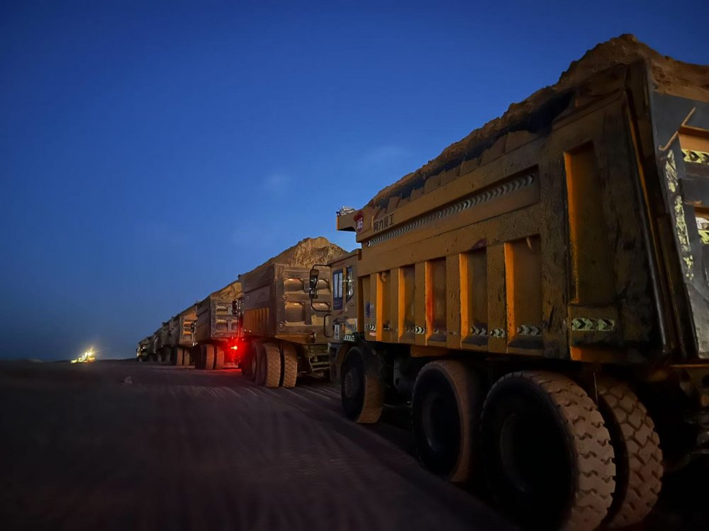 千萬土石鑄根基 鐵軍鏖戰(zhàn)迎曙光