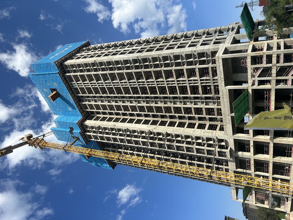 陜煤建設(shè)榆林公司承建的祥和家園1號樓項(xiàng)目主體結(jié)構(gòu)提前54天封頂