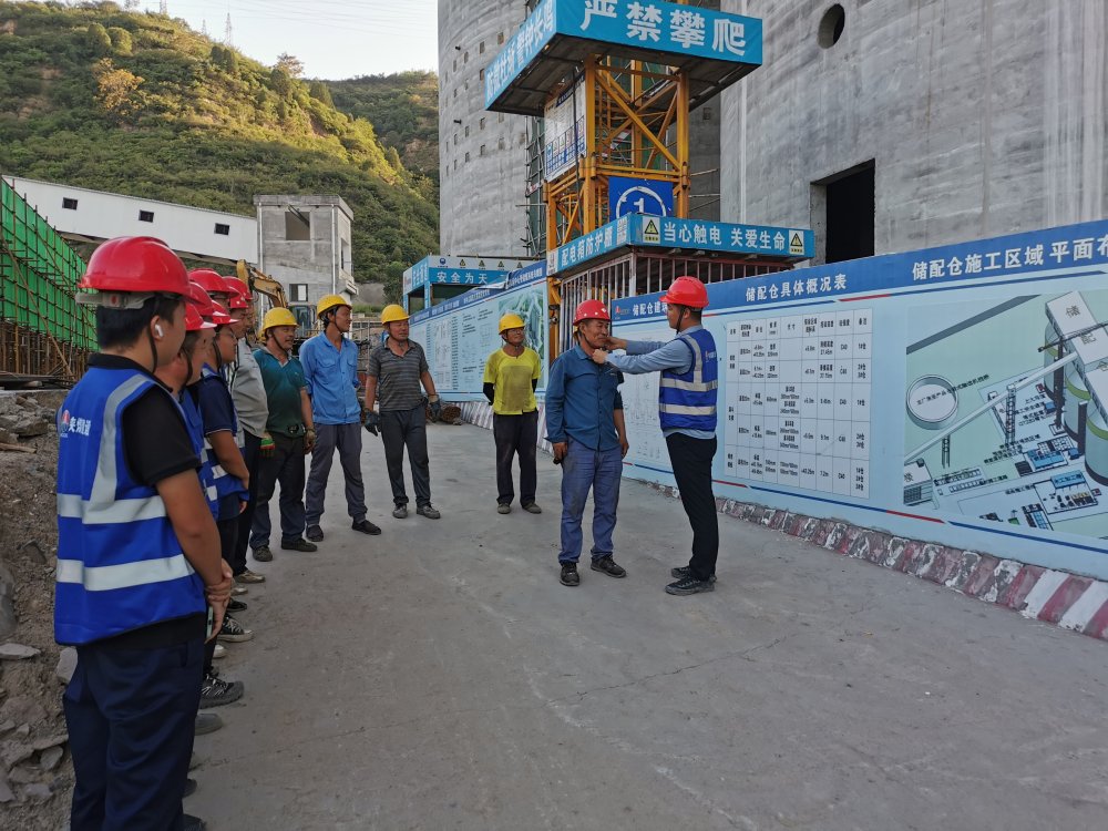 陜煤建設韓城分公司土建十一項目部：每日一聚話安全，工地防線牢又堅