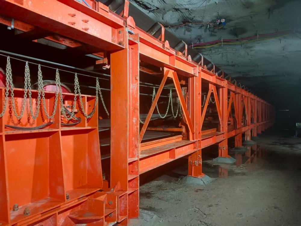 陜煤建設(shè)機(jī)電安裝公司趙石畔項(xiàng)目部30101工作面帶式輸送機(jī)安裝圓滿完成