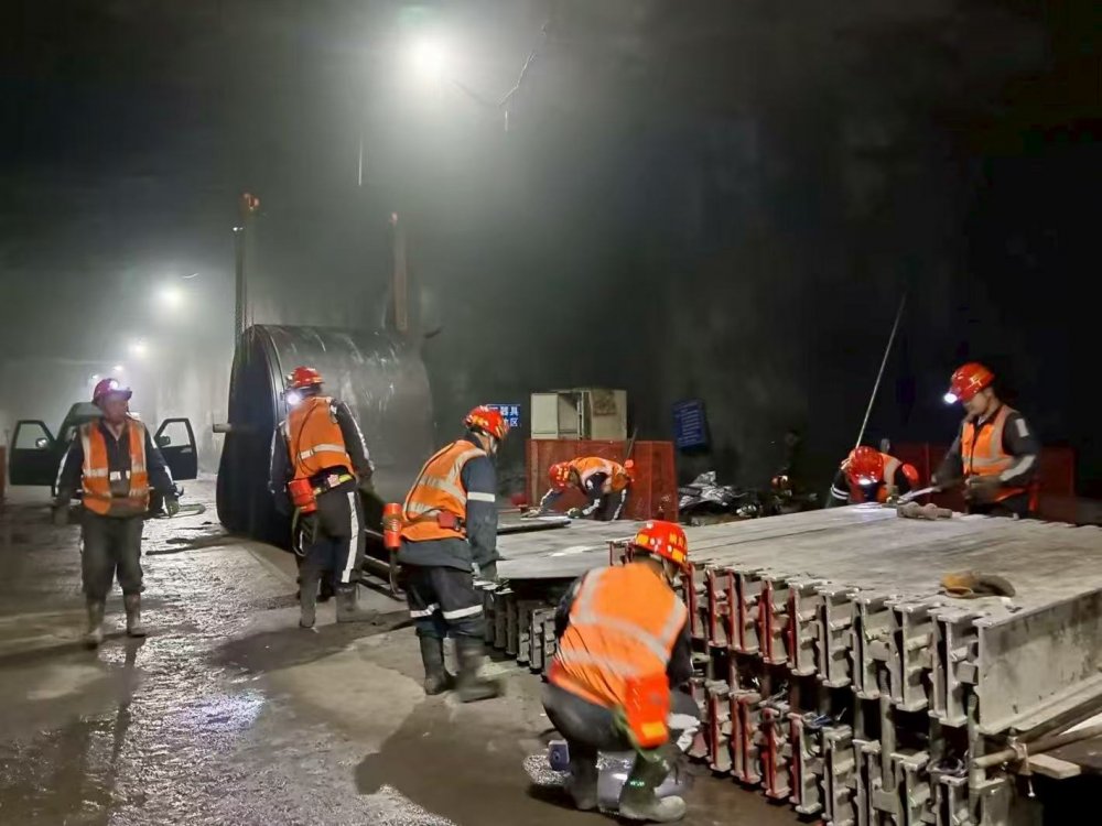 陜煤建設(shè)機(jī)電安裝公司：紅柳林礦業(yè)主運(yùn)二部膠帶接頭硫化圓滿完成
