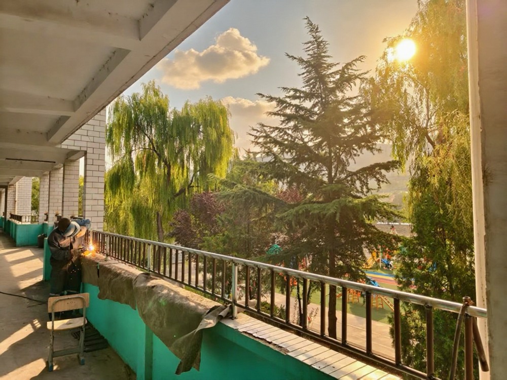 助力地方教育，護(hù)航學(xué)子平安——陜煤建設(shè)礦建二公司安裝項目部為卓立小學(xué)教學(xué)樓安裝防護(hù)欄桿