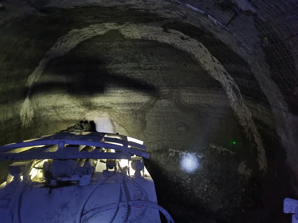 陜煤建設礦建二公司郭家灘項目部首次揭露2-2煤層