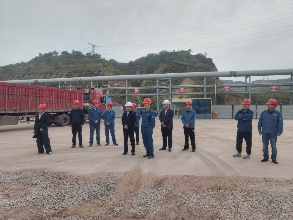 陜煤集團(tuán)府谷能源開(kāi)發(fā)有限公司黨委書(shū)記、 董事長(zhǎng)李寧蒞臨陜西新元潔能有限公司電石廠電池儲(chǔ)能調(diào)峰項(xiàng)目檢查指導(dǎo)工作