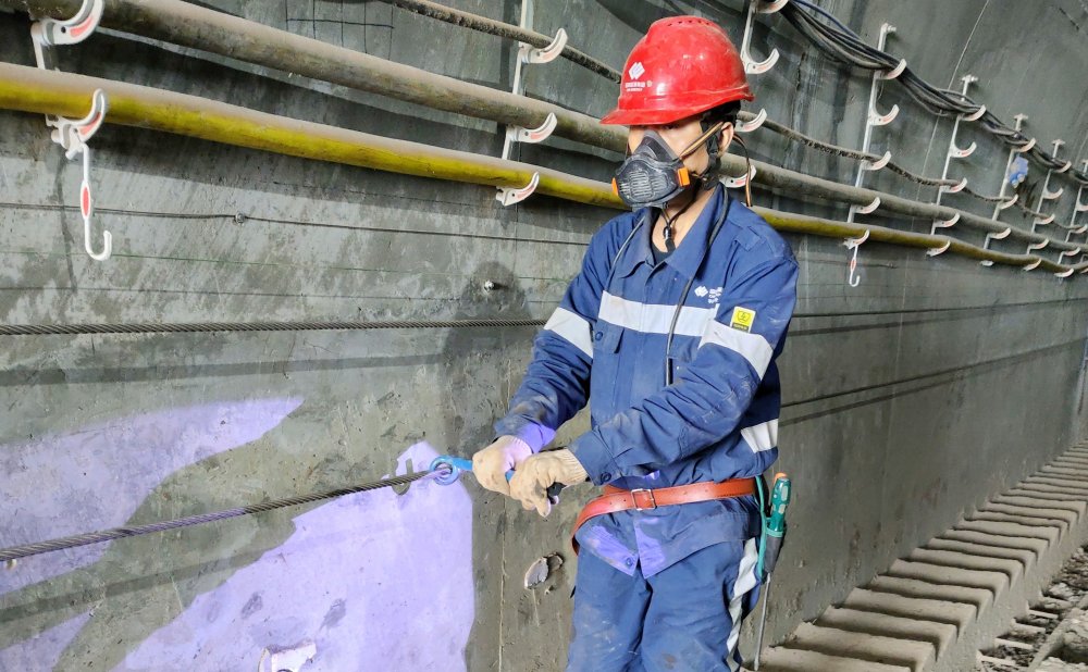 爬坡不用“喘粗氣”！玻璃溝煤礦行人助行裝置投運，省力更暖心