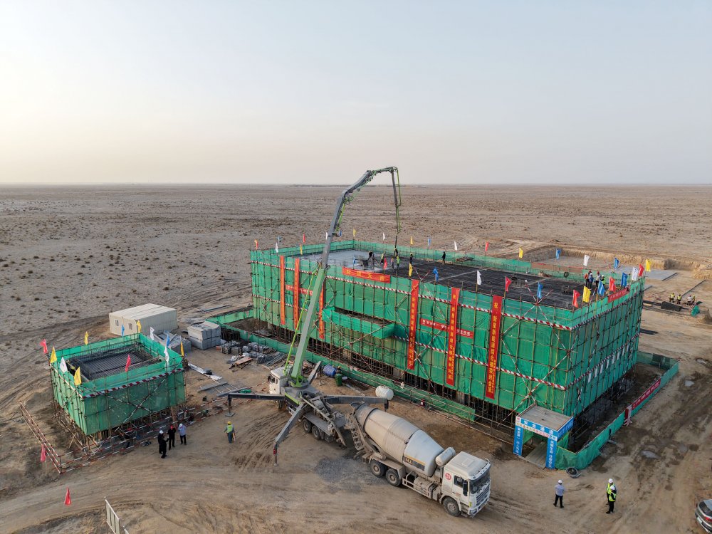 陜煤集團(tuán)新疆公司兵團(tuán)第十三師新星市30萬千瓦光伏發(fā)電項(xiàng)目升壓匯集站生產(chǎn)綜合樓、警衛(wèi)傳達(dá)室順利封頂