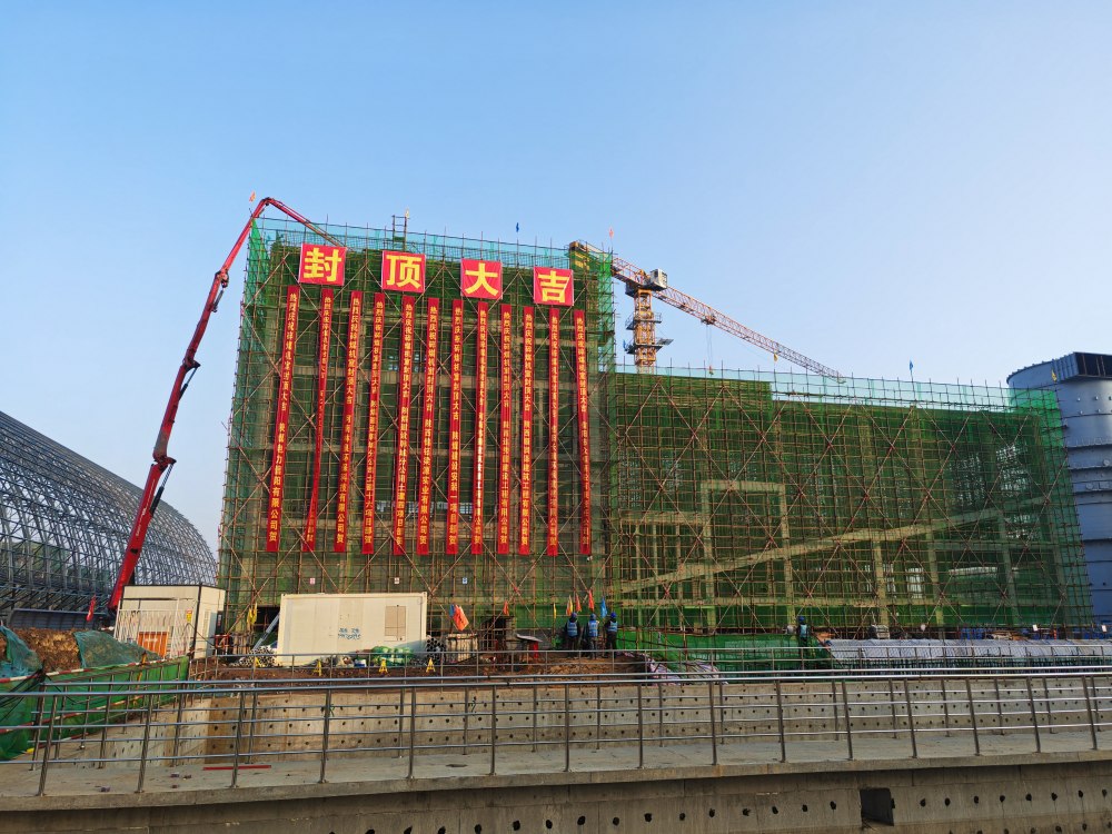 7座“中樞”全線封頂，陜煤建設(shè)韓城分公司土建十六項(xiàng)目部承建的陜煤信陽電廠輸煤“骨架”巍然挺立