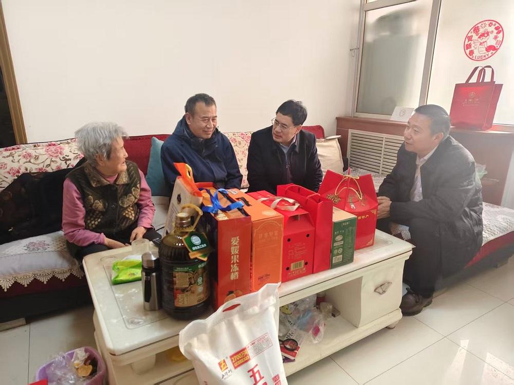 公司領(lǐng)導(dǎo)走訪慰問困難職工