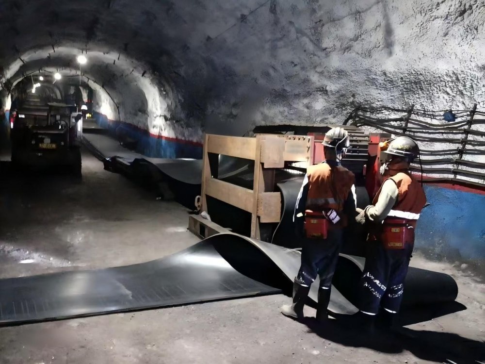 陜煤建設(shè)機電安裝公司建莊項目部順利完成四盤區(qū)膠帶機延伸檢修任務(wù)?